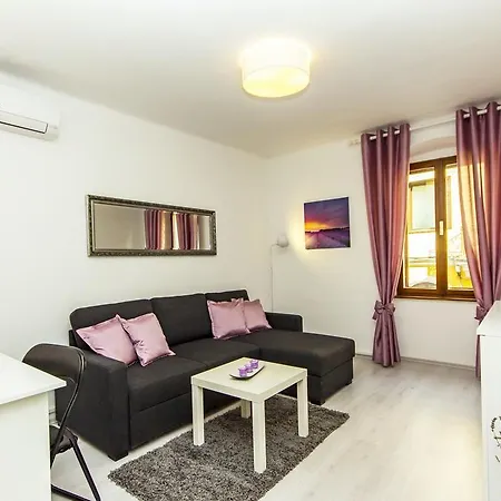 Apartament Center Lori Pula