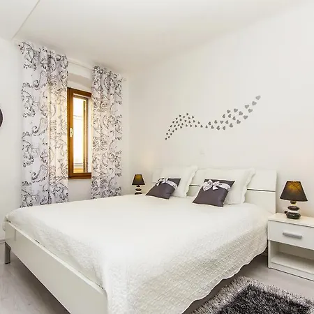 Center Lori Apartment *